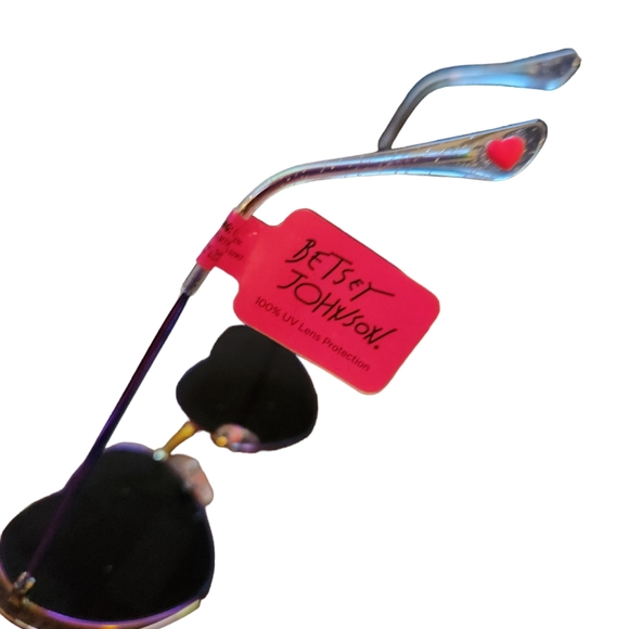 NWT BETSY JOHNSON HEART SUNGLASSES - Picture 2 of 3